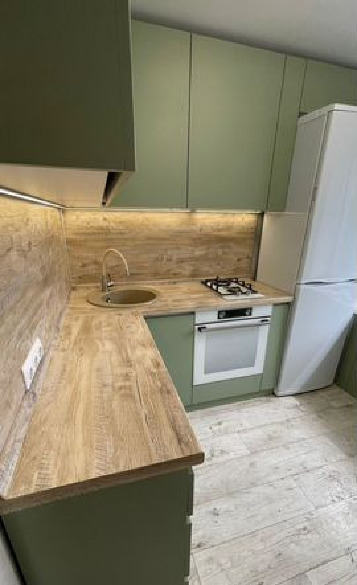 Угловая кухня на заказ для хрущевки, изготовление за 3 дня